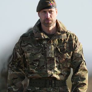 Le prince William, prince de Galles, colonel des Welsh Guards, rend visite au 1er bataillon des Welsh Guards dans la plaine de Salisbury, Royaume Uni, le 26 novembre 2024. © Aaron Chown/WPA-Pool/Bestimage