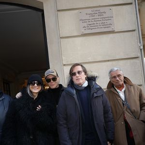 La plaque a été dévoilée dans le 9ᵉ arrondissement, quartier où la chanteuse a grandi.
Étienne Daho, Thomas Dutronc et Jean-Marie Périer - Dévoilement d'une plaque commémorative en hommage à Françoise Hardy (veille de ce qui aurait été le 82ème anniversaire) apposée sur la façade du 24 rue d'Aumale à Paris, France, le 16 janvier 2026, où la chanteuse a vécu son enfance et son adolescence jusqu'à ses premiers succès. En présence des élèves du département théâtre et jazz du Conservatoire municipal Nadia et Lili Boulanger. © Coadic Guirec/Bestimage