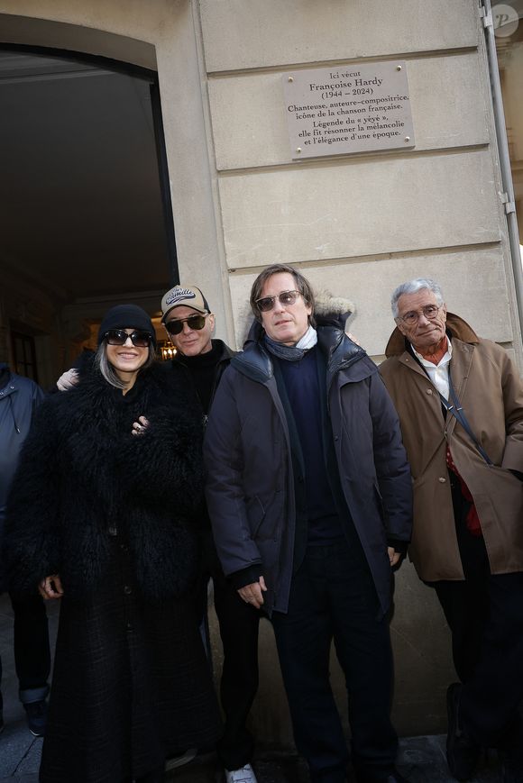 La plaque a été dévoilée dans le 9ᵉ arrondissement, quartier où la chanteuse a grandi.

Étienne Daho, Thomas Dutronc et Jean-Marie Périer - Dévoilement d'une plaque commémorative en hommage à Françoise Hardy (veille de ce qui aurait été le 82ème anniversaire) apposée sur la façade du 24 rue d'Aumale à Paris, France, le 16 janvier 2026, où la chanteuse a vécu son enfance et son adolescence jusqu'à ses premiers succès. En présence des élèves du département théâtre et jazz du Conservatoire municipal Nadia et Lili Boulanger. © Coadic Guirec/Bestimage