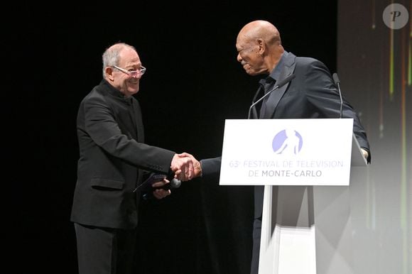 Morgan Freeman, à droite, saluant Benoît Allemane, l'acteur qui double sa voix pour la France, durant la cérémonie d'ouverture du 63ème Festival de Télévision de Monte-Carlo au Grimaldi Forum à Monaco, le 14 juin 2024. © Bruno Bebert/Bestimage