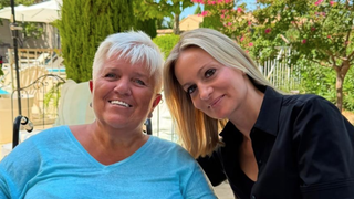"C'était technique cette fois-ci" : Pour sa rencontre avec Mimie Mathy qui ne se déplace plus qu'en fauteuil, Audrey Crespo Mara a réalisé une interview moins classique