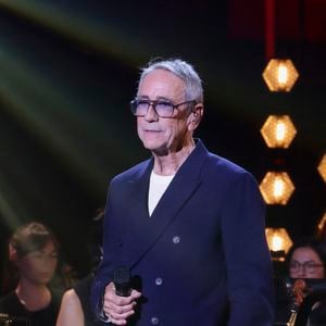 Exclusif - Alain Chamfort lors de l'enregistrement de l'émission Le Grand Echiquier - Spécial Claude François présentée par C.Chazal et A.Manoukian et diffusée le 13 janvier sur France, à l'Opéra royal du château de Versailles, accompagné par l'Orchestre de l'Opéra Royal à Versailles, France, le 16 septembre 2025. © Jack Tribeca/Bestimage