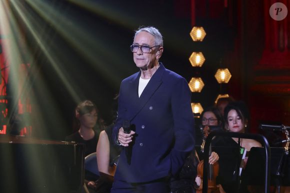 Exclusif - Alain Chamfort lors de l'enregistrement de l'émission Le Grand Echiquier - Spécial Claude François présentée par C.Chazal et A.Manoukian et diffusée le 13 janvier sur France, à l'Opéra royal du château de Versailles, accompagné par l'Orchestre de l'Opéra Royal à Versailles, France, le 16 septembre 2025. © Jack Tribeca/Bestimage