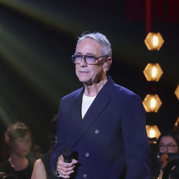 Exclusif - Alain Chamfort lors de l'enregistrement de l'émission Le Grand Echiquier - Spécial Claude François présentée par C.Chazal et A.Manoukian et diffusée le 13 janvier sur France, à l'Opéra royal du château de Versailles, accompagné par l'Orchestre de l'Opéra Royal à Versailles, France, le 16 septembre 2025. © Jack Tribeca/Bestimage