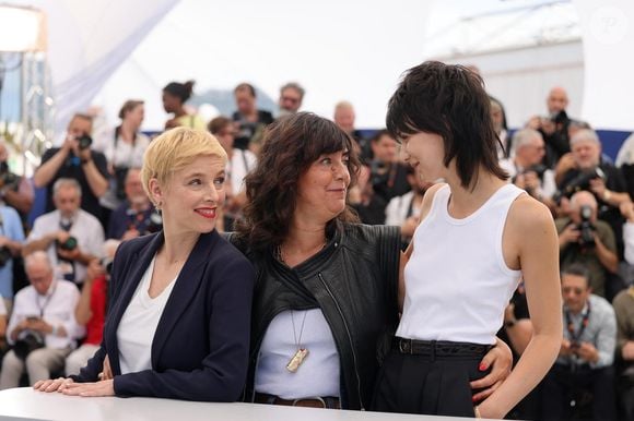Clémentine Autain, Romane Bohringer, Eve Yelmani au photocall de Dites-lui que je l'aime (Séance spéciale) lors du 78ème Festival International du Film de Cannes, le 19 mai 2025. 
© Jacovides / Moreau / Bestimage