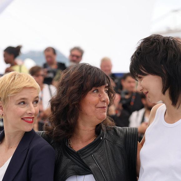 Clémentine Autain, Romane Bohringer, Eve Yelmani au photocall de Dites-lui que je l'aime (Séance spéciale) lors du 78ème Festival International du Film de Cannes, le 19 mai 2025. 
© Jacovides / Moreau / Bestimage