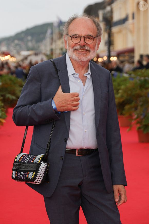 Il faut dire qu'il fait bon vivre dans cette ville qui offre un excellent compromis entre le dynamisme d'une station balnéaire et la tranquillité d'un village provençal traditionnel.

Jean-Pierre Darroussin - Cérémonie de clôture de la 39ème édition du festival du film romantique de Cabourg le 14 juin 2025.
© Guirec Coadic / Bestimage