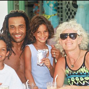 Fils de Yannick Noah, ancien champion de tennis devenu chanteur, et de Cecilia Rodhe, Joakim Noah a longtemps brillé en NBA avant de prendre sa retraite sportive
Archives : Yannick Noah, son fils Joakim, sa fille Yelena et sa mère Marie Claire AGENCE / BESTIMAGE