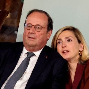 François Hollande et sa femme Julie Gayet assistent au match opposant C. Alcaraz à S. Tsitsipas lors des Internationaux de France de tennis de Roland Garros 2024 à Paris le 4 juin 2024. © Jacovides-Moreau/Bestimage
