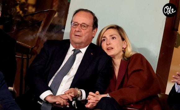 François Hollande et sa femme Julie Gayet assistent au match opposant C. Alcaraz à S. Tsitsipas lors des Internationaux de France de tennis de Roland Garros 2024 à Paris le 4 juin 2024. © Jacovides-Moreau/Bestimage