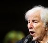 Pour continuer à assurer toutes ses dates et aller à la rencontre de son public, le chanteur français bénéficie d’un aménagement bien précis : 

Hugues Aufray en concert au Zenith de Rouen le 27 juin 2026. © Pierre Perusseau/Bestimage