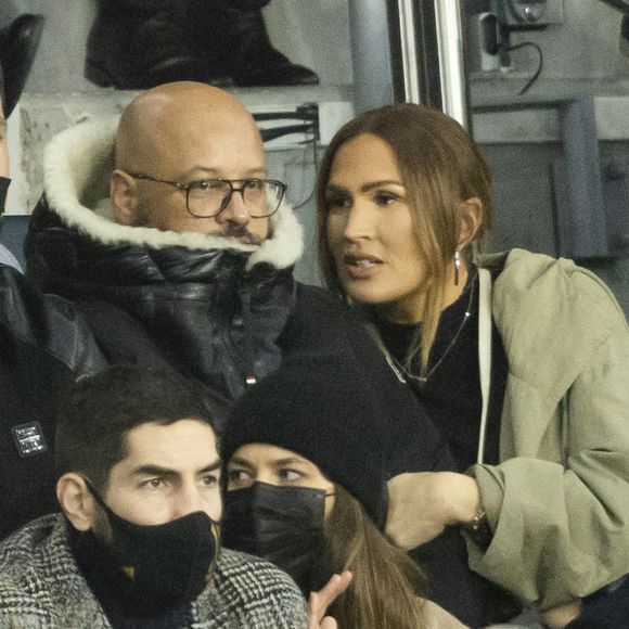 Les plaintes de deux techniciens contre Slimane ont désormais des répercussions sur les shows de Vitaa, dont l'un des producteurs n'est autre que son mari, Hicham Bendaoud.


Vitaa (enceinte de son 3ème enfant) et son mari Hicham Bendaoud, Nikola Karabatic et sa compagne Geraldine Pillet - People lors de la huitième de finale aller de la Ligue des champions entre le PSG et le Real Madrid au Parc des Princes à Paris le 15 février 2022. © Cyril Moreau/Bestimage