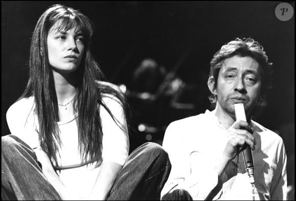 Si elle rend hommage à Jean-Paul Belmondo, elle se montre beaucoup plus sévère avec Alain Delon, Serge Gainsbourg ou Marcello Mastroianni.

Serge Gainsbourg et Jane Birkin à la télévision.

BERTRAND RINDOFF PETROFF / BESTIMAGE