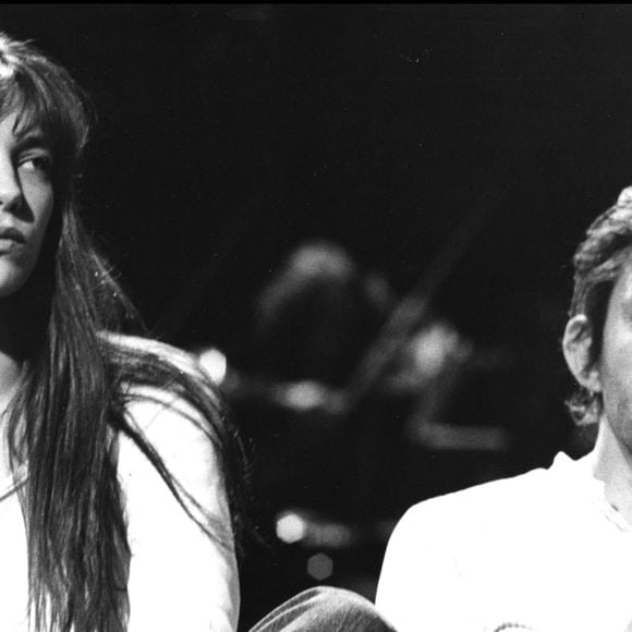 Si elle rend hommage à Jean-Paul Belmondo, elle se montre beaucoup plus sévère avec Alain Delon, Serge Gainsbourg ou Marcello Mastroianni.

Serge Gainsbourg et Jane Birkin à la télévision.

BERTRAND RINDOFF PETROFF / BESTIMAGE