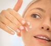 Toutefois, accumuler les couches de produits cosmétiques s'avère parfois néfaste pour l'équilibre cutané. Alors, peut-être faut-il changer de routine ?