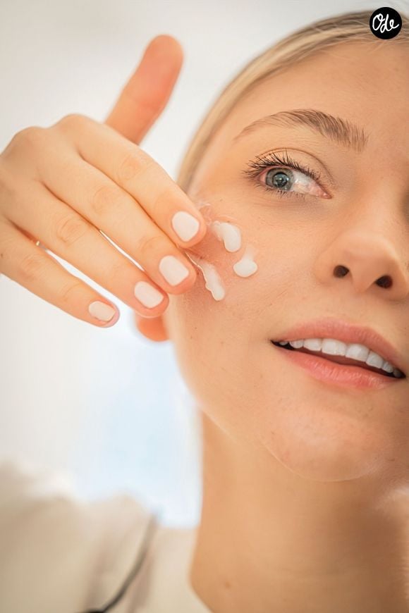 Toutefois, accumuler les couches de produits cosmétiques s'avère parfois néfaste pour l'équilibre cutané. Alors, peut-être faut-il changer de routine ?