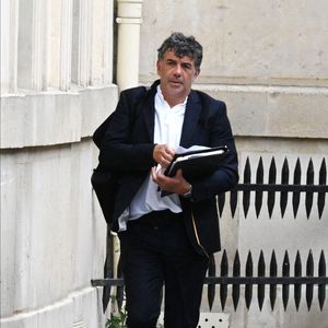Exclusif - Stéphane Plaza arrive à la Maison de la Chimie à Paris avec ses avocats pour donner une conférence de presse le 5 juin 2025.