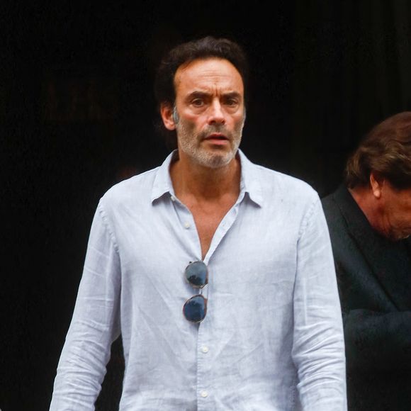 Anthony Delon - Sorties de la messe à l'intention de Pierre Cornette de Saint-Cyr en l'église Saint-Germain-des-Près à Paris. Le 12 septembre 2023