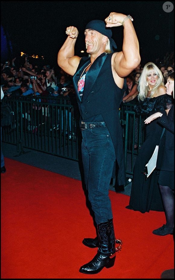 Malgré une prise en charge rapide par les secours, il n’a pas survécu.

rétro - décès de hulk hogan star du catch - archives - hulk hogan lors de l'inauguration du "planet hollywood" au disneyworld d'orlando en 1994
BERTRAND RINDOFF PETROFF / BESTIMAGE