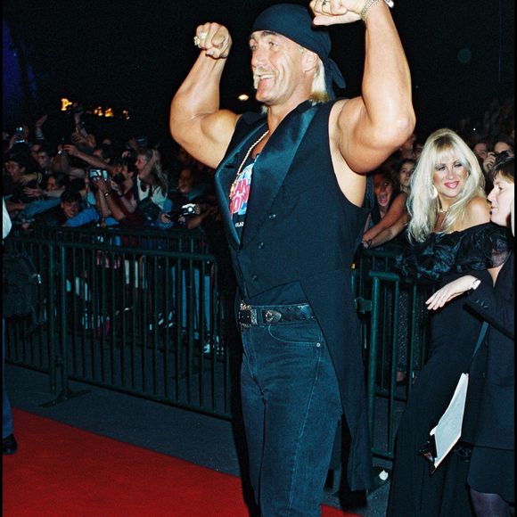 Malgré une prise en charge rapide par les secours, il n’a pas survécu.

rétro - décès de hulk hogan star du catch - archives - hulk hogan lors de l'inauguration du "planet hollywood" au disneyworld d'orlando en 1994
BERTRAND RINDOFF PETROFF / BESTIMAGE