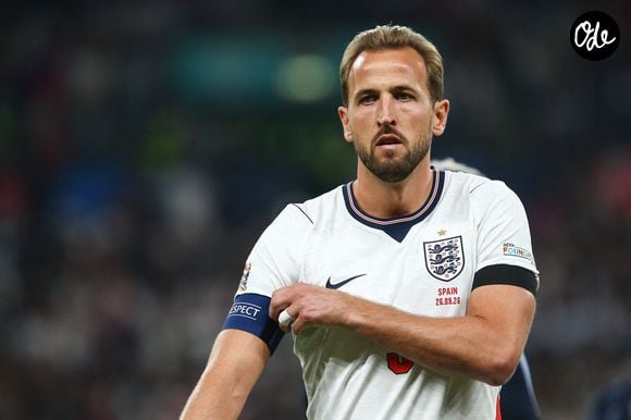 LONDRES, ANGLETERRE, 26 SEPTEMBRE : Harry Kane, de l'équipe d'Angleterre, ajuste son brassard de capitaine avant le match du groupe 3 de la Ligue des nations de l'UEFA entre l'Angleterre et l'Espagne, au stade de Wembley, le 26 septembre 2026 à Londres, en Angleterre. © SPP / PsnewZ / Bestimage