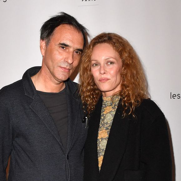 Vanessa Paradis et Samuel Benchetrit se sont rencontrés il y a dix ans sur le tournage du film "Chien".

Vanessa Paradis et son mari Samuel Benchetrit lors de l'anniversaire de l'hôtel Les Jardins du Faubourg à Paris.

© Veeren / Bestimage