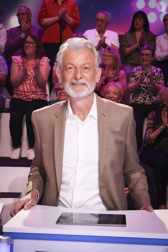 Exclusif - Gilles Verdez, lors de l'enregistrement de l'émission "On Connait La Chanson Années 90", présentée par L.Boccolini et diffusée le 19 mai 2026 sur W9, à Paris, France, le 8 avril 2026. © Jack Tribeca/Bestimage