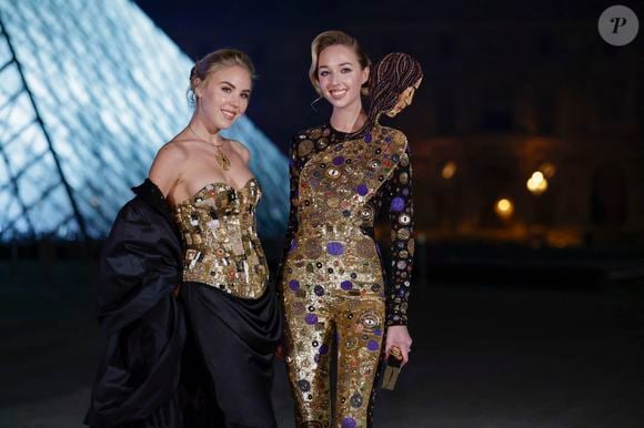 Pour commencer, si la princesse et sa petite sœur (Maria Chiara) passent une grande partie de l'année dans leur sublime triplex parisien ou à Monaco, c'est sur la Côte d'Azur que le clan jette l'ancre dès l'arrivée des beaux jours.

Princesse Maria Carolina et Princesse Maria Chiara de Bourbon des Deux-Siciles, - Arrivées au Grand Dîner du Louvre 2026 à Paris pendant la fashion week Prêt à Porter femme automne/hiver 2026-2027 (PFW)
 

 
© Olivier Borde / Bestimage