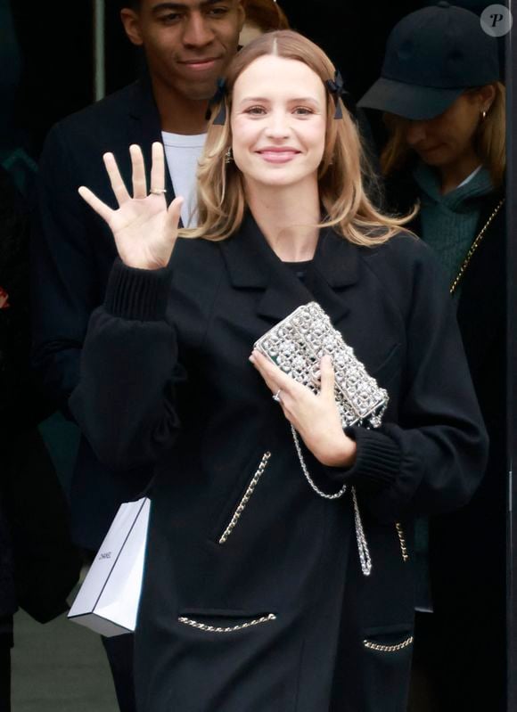 La chanteuse Angèle - Sorties du défilé de mode Haute-Couture "Chanel" au Grand Palais Ephémère lors de la fashion week de Paris. 
© Christophe Aubert via Bestimage