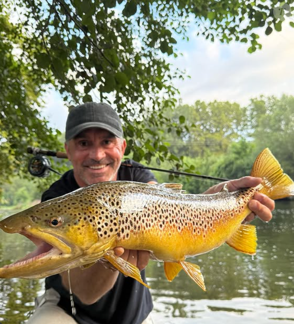 Puis il s'est installé au Canada en 2003.

Cyril Chauquet, figure de RMC Découverte.