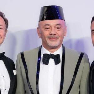Stéphane Bern, Christian Louboutin, Yori Bailleres assistent à la 70ème édition du Bal de la Rose au Sporting Club de Monte-Carlo à Monaco, le 21 mars 2026. © Olivier Huitel/Pool Monaco/Bestimage