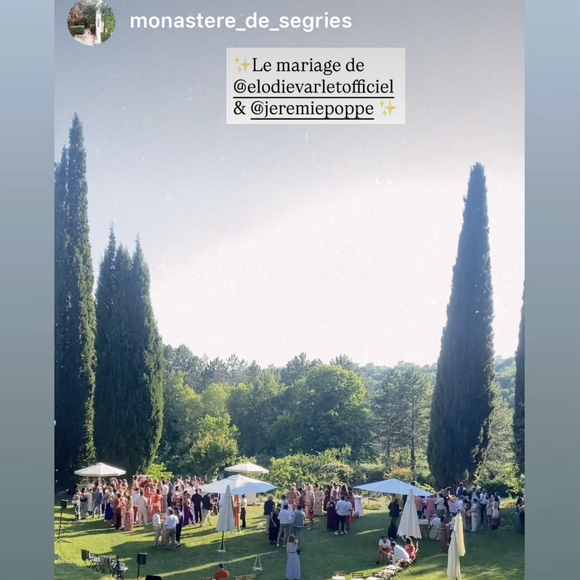 Une cérémonie intime et émouvante, célébrée en présence de nombreuses stars de Plus belle la vie, dont Dounia Coesens, témoin de la mariée.

Mariage d’Élodie Varlet et Jérémie Poppe au Monstaère de Ségriès dans les Alpes de Haute Provence. Capture Instagram mai 2026.