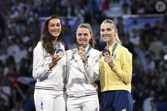 Sara Balzer, Manon Apithy-Brunet et Olga Kharlan avec leurs médailles pendant les Jeux olympiques de Paris 2024. Dppi / Panoramic / Bestimage