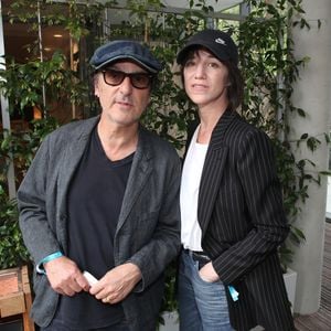 Exclusif - Yvan Attal et sa compagne Charlotte Gainsbourg - Célébrités aux Internationaux de France de Tennis de Roland Garros 2023 - Jour 13 à Paris le 09 Juin 2023. 

© Bertrand Rindoff / Bestimage