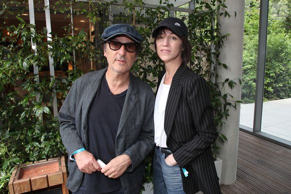 Exclusif - Yvan Attal et sa compagne Charlotte Gainsbourg - Célébrités aux Internationaux de France de Tennis de Roland Garros 2023 - Jour 13 à Paris le 09 Juin 2023. 

© Bertrand Rindoff / Bestimage