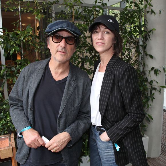 Exclusif - Yvan Attal et sa compagne Charlotte Gainsbourg - Célébrités aux Internationaux de France de Tennis de Roland Garros 2023 - Jour 13 à Paris le 09 Juin 2023. 

© Bertrand Rindoff / Bestimage