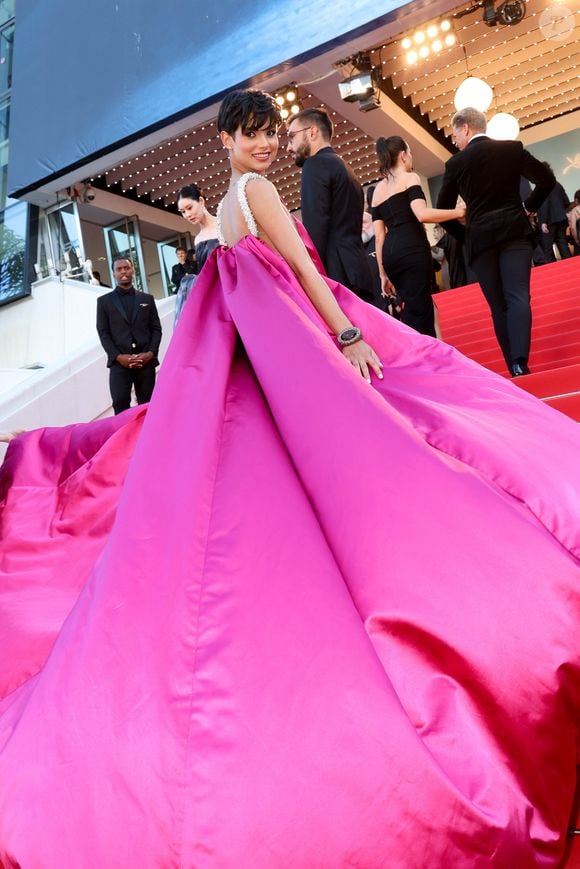 Tant de petits écarts vestimentaires qui s'inscrivent finalement dans une longue tradition de rébellion stylistique qui fait le sel et la légende de la quinzaine cannoise.

Eve Gilles, Miss France 2024 - Montée des marches du film " Marcello Mio " lors du 77ème Festival International du Film de Cannes, au Palais des Festivals à Cannes. Le 21 mai 2024

© Jacovides-Moreau / Bestimage