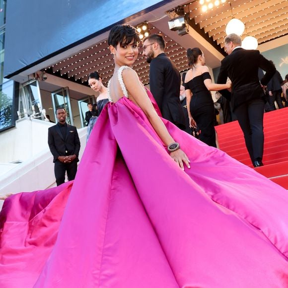 Tant de petits écarts vestimentaires qui s'inscrivent finalement dans une longue tradition de rébellion stylistique qui fait le sel et la légende de la quinzaine cannoise.

Eve Gilles, Miss France 2024 - Montée des marches du film " Marcello Mio " lors du 77ème Festival International du Film de Cannes, au Palais des Festivals à Cannes. Le 21 mai 2024

© Jacovides-Moreau / Bestimage