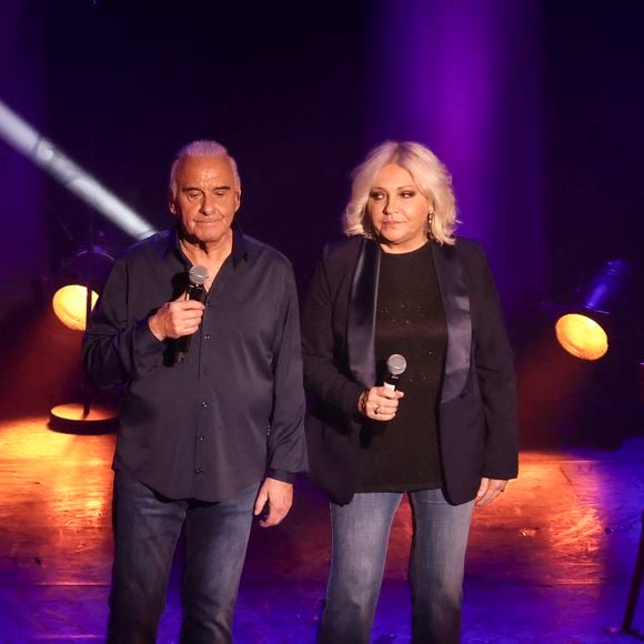 Exclusif - Michel Fugain et sa femme Sanda - Michel Fugain et sa femme Sanda en concert à Bobino, Paris le 27 janvier 2025. 
Michel Fugain, icône de la chanson française, a célébré en 2024 ses 60 ans de carrière avec un nouvel album intitulé La Vie, l'Amour, etc....
Pour marquer cet événement, il a entamé une tournée exceptionnelle qui passera par plusieurs scènes parisiennes en 2025.
À Paris, il se produira à Bobino les lundis 13, 20 et 27 janvier, ainsi que le 3 février 2025, à 20h30. Ce spectacle, également nommé La Vie, l'Amour, etc..., propose un voyage musical à travers ses plus grands succès. Chaque chanson, portée par une interprétation pleine de générosité, promet de raviver des souvenirs et d’émouvoir le public. © Jack Tribeca / Bestimage