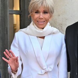 Le président gabonais Brice Oligui Nguema et sa femme Zita Oligui Nguema sont accueillis par le président Emmanuel Macron et la première dame Brigitte Macron avant un dîner d'État au palais de l'Elysée à Paris le 20 juillet 2026. © Christian Liewig/Bestimage
