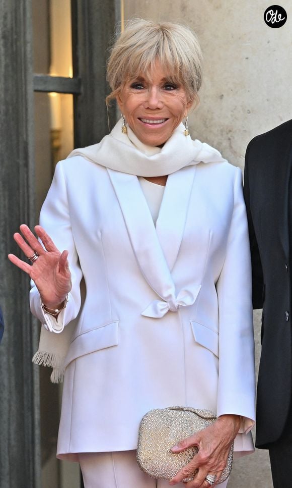 Le président gabonais Brice Oligui Nguema et sa femme Zita Oligui Nguema sont accueillis par le président Emmanuel Macron et la première dame Brigitte Macron avant un dîner d'État au palais de l'Elysée à Paris le 20 juillet 2026. © Christian Liewig/Bestimage