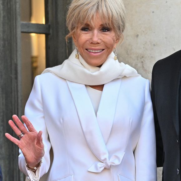 Le président gabonais Brice Oligui Nguema et sa femme Zita Oligui Nguema sont accueillis par le président Emmanuel Macron et la première dame Brigitte Macron avant un dîner d'État au palais de l'Elysée à Paris le 20 juillet 2026. © Christian Liewig/Bestimage