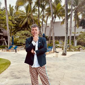 Exclusif - Stéphane Plaza, en voyage d'affaire pour trouver de nouveaux franchisés à Île Maurice, a reçu une invitation du président Emmanuel Macron à l'occasion de l'inauguration du nouveau site de l'Ambassade de France à Maurice à l'immeuble "The Workplace", Moka-Telfair, le vendredi 21 novembre 2025. © Bestimage