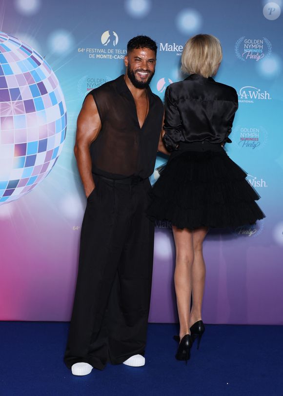 Elle a opté pour un chemisier en satin, une jupe tutu en tulle et des escarpins noirs.

Ricky Whittle et Adriana Karembeu à la soirée des Golden Nymph Awards, lors du 64ème Festival de télévision de Monte-Carlo le 16 juin 2025.

Photo : Denis Guignebourg / Bestimage