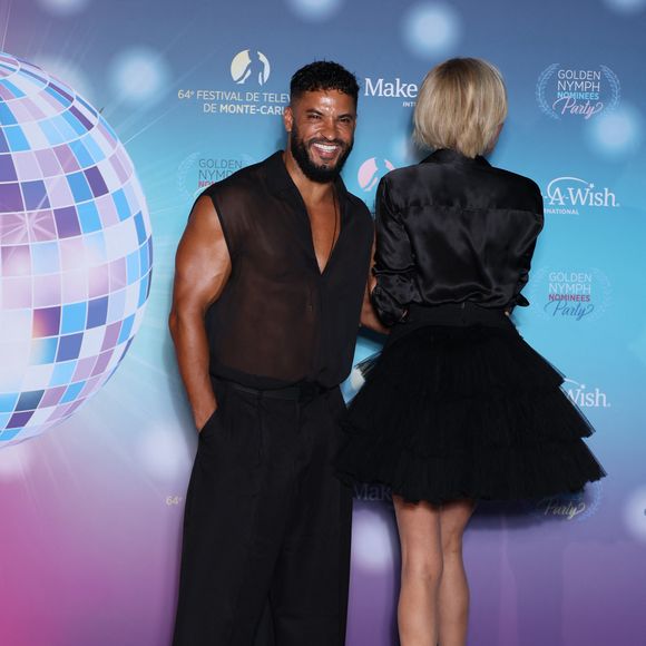 Elle a opté pour un chemisier en satin, une jupe tutu en tulle et des escarpins noirs.

Ricky Whittle et Adriana Karembeu à la soirée des Golden Nymph Awards, lors du 64ème Festival de télévision de Monte-Carlo le 16 juin 2025.

Photo : Denis Guignebourg / Bestimage
