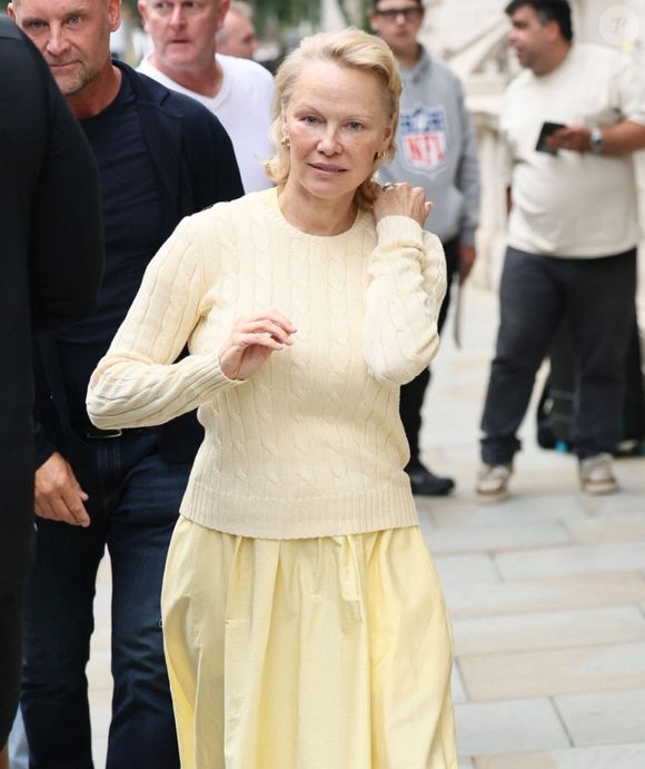 Londres, ROYAUME-UNI — Pamela Anderson porte son pull jaune Ralph Lauren assorti à sa jupe en quittant l’hôtel Corinthia, tandis que l’acteur Liam Neeson sort juste derrière elle le 23/07/2025


Photo : Backgrid UK/ Bestimage