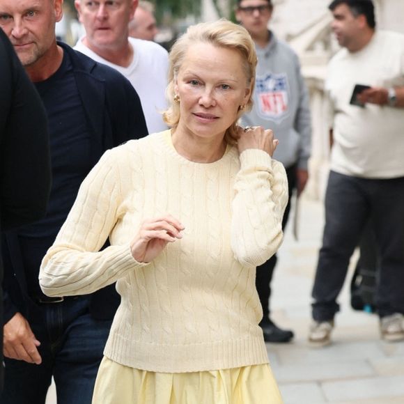 Londres, ROYAUME-UNI — Pamela Anderson porte son pull jaune Ralph Lauren assorti à sa jupe en quittant l’hôtel Corinthia, tandis que l’acteur Liam Neeson sort juste derrière elle le 23/07/2025


Photo : Backgrid UK/ Bestimage