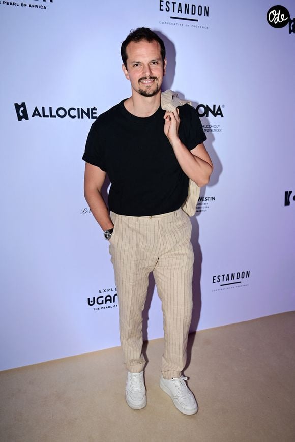 Juan Arbeláez - Photocall de la soirée AKILI MIRARI sur la plage "Croisette Beach - MGallery" lors du 79ème Festival International du Film de Cannes, le 13 mai 2026.
© Romain Doucelin/Bestimage
