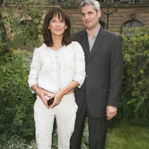 L'actrice française Sophie Marceau et le producteur Jim Lemley posent lors de la présentation de la nouvelle collection de mode "Kenzo" sur la Place des Victoires à Paris le 6 juillet 2006 Photo Denis Guignebourg/ABACAPRESS.COM