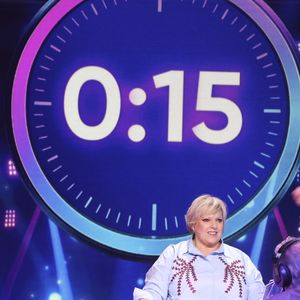 Pour ce numéro inaugural, la chaîne a choisi de mettre les années 90 à l'honneur à travers une série de quiz, d'épreuves musicales et de défis décalés.

Exclusif - Laurence Boccolini, Gilles Verdez, lors de l'enregistrement de l'émission "On Connait La Chanson Années 90", présentée par L.Boccolini et diffusée le 19 mai 2026 sur W9, à Paris, France, le 8 avril 2026. © Jack Tribeca/Bestimage